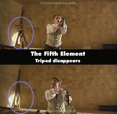 Phim The Fifth Element (Nhân tố thứ 5), cảnh Billy giơ súng ra và yêu cầu vị linh mục đứng yên, có một chiếc chân máy ảnh đằng sau, phía bên phải anh. Nhưng khi phim chuyển một cảnh ngắn sang vị linh mục và trở lại cảnh Billy thì đã không thấy chân máy ảnh đằng sau anh đâu nữa